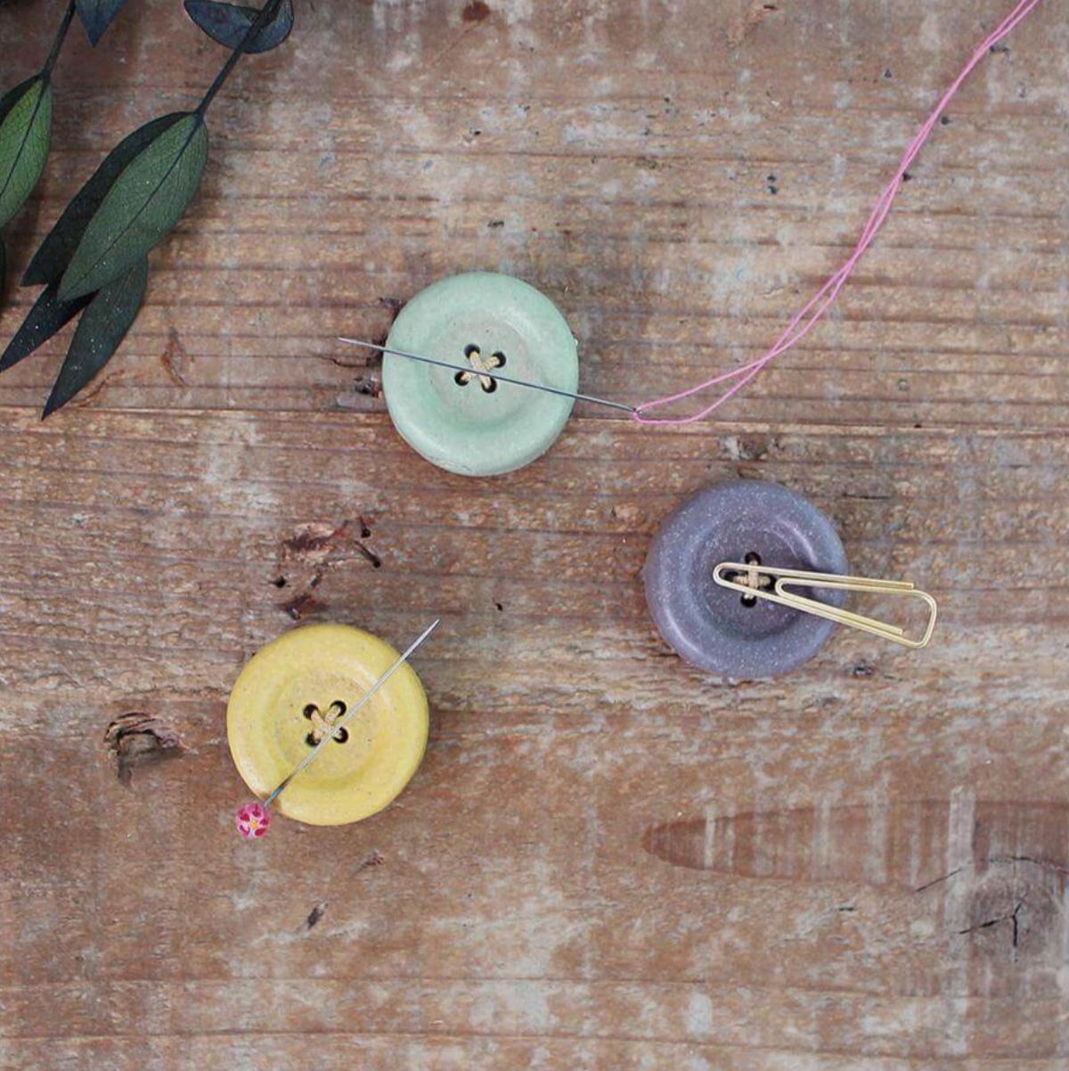 Cohana Shigaraki Ceramic Button Magnet/Needle Rest