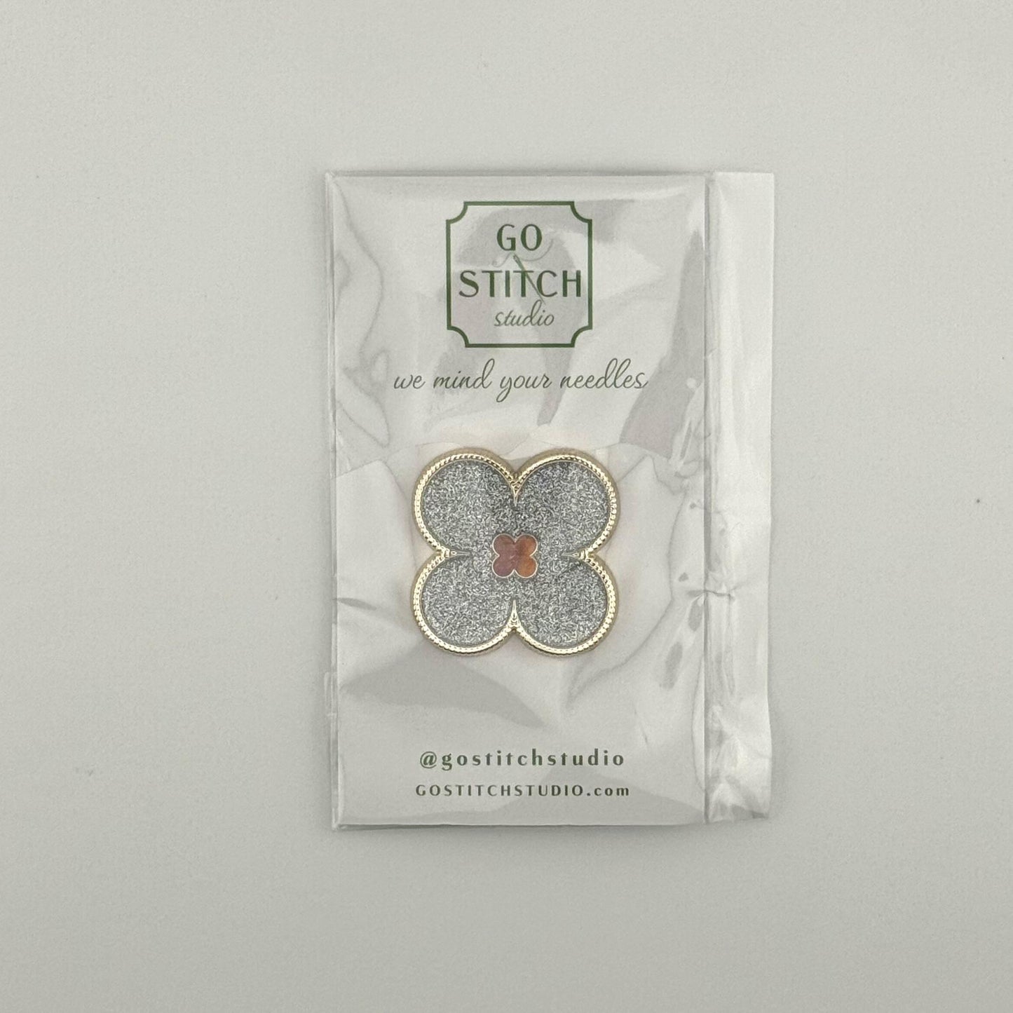 Clover Silver Glitter Needle Minder