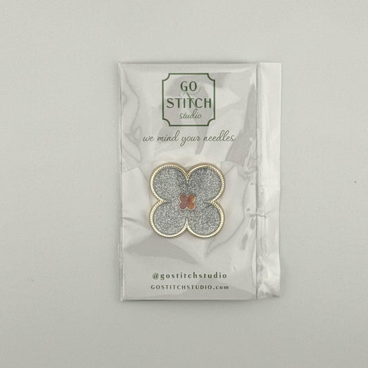 Clover Silver Glitter Needle Minder
